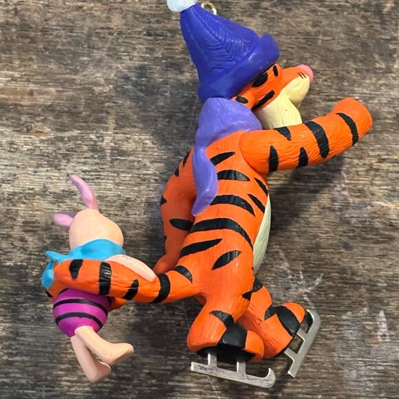 Hallmark Vintage 1993 Tigger & Piglet Ice Skating Pooh Bear Christmas Ornament - Picture 4 of 4